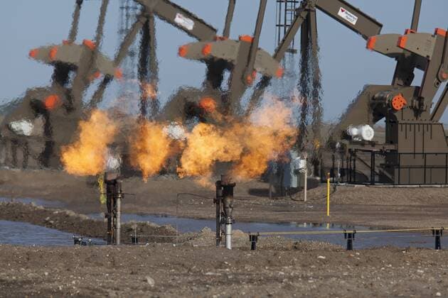  IMAGO Nature: Unsere Erde, Umweltverträgliche Herausforderungen des 21. Jahrhunderts, Fracking Erdgas wird beim Abpumpen von Öl in der Bakken Schieferformation abgefackelt; das Gas wird abgefackelt, da keine Rohrleitungen gebaut wurden, um es in das System einzuspeisen, Watford City, North Dakota, USA, Nordamerika iblwes03922442.jpg