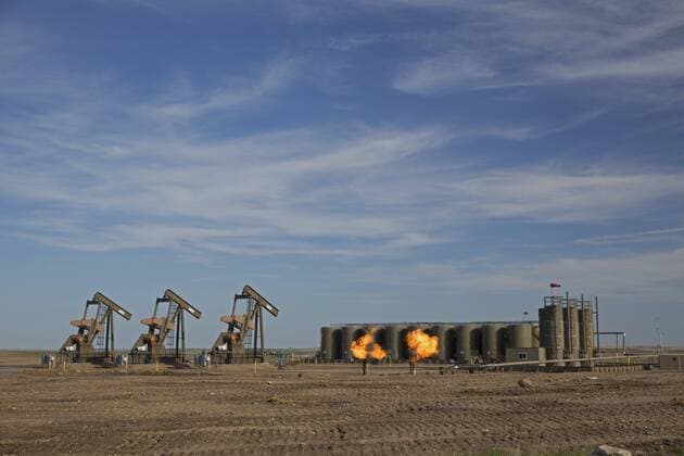  IMAGO Nature: Unsere Erde, Umweltverträgliche Herausforderungen, Fracking Erdgas wird beim Abpumpen von Öl in der Bakken Schieferformation abgefackelt; das Gas wird abgefackelt, da keine Rohrleitungen gebaut wurden, um es in das System einzuspeisen, Watford City, North Dakota, USA, Nordamerika iblwes03922456.jpg