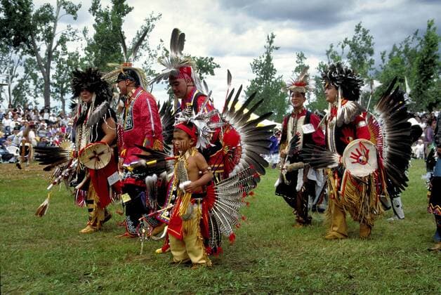 Mohikaner mit Federschmuck, Trachtenkleidung und Gesichtsbemalung beim Pow-Wow im Kahnawake Reservat , Kanada, Queebec, Montreal mohicans with headdress of feathers, cultural dress and face painting at the pow wow in the Kahnawake reservation, Canada, Queebec, Montreal BLWS368807