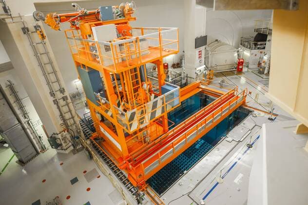  Ein Kran über einem Abklingbecken für verbrauchte Brennstäbe unter der Reaktorkuppel im Kernkraftwerk Emsland der RWE Power AG, Lingen, Niedersachsen, Deutschland, Europa ibldrn03934837.jpg