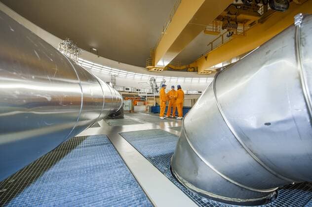  Ingenieure unter der Reaktorkuppel im Kernkraftwerk Emsland der RWE Power AG, Lingen, Niedersachsen, Deutschland, Europa ibldrn03934838.jpg