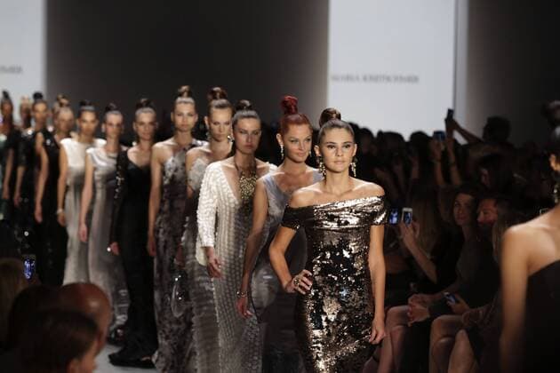 Models angeführt von Stefanie Giesinger bei der Guido Maria Kretschmer Fashion Show im Rahmen der Mercedes-Benz Fashion Week Berlin Spring Summer 2015. Berlin, 09.07.2014 xS.xGabschx xFuturexImage