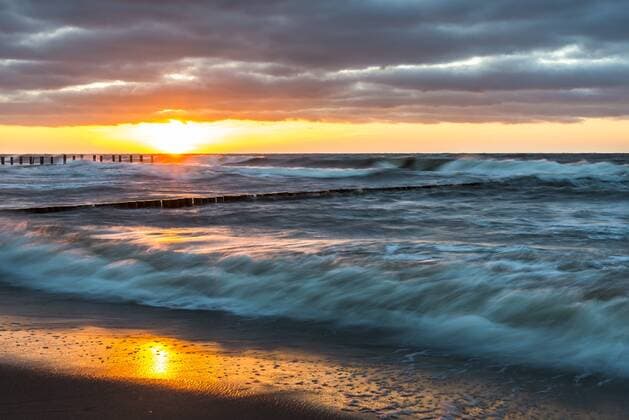 Wellenbrecher oder Buhnen, Sonnenuntergang, Gewitterwolken, brechende Welle, im Abendlicht, Ostsee, Zingst, Halbinsel Fischland-Darß-Zingst, Mecklenburg-Vorpommern, Deutschland, Europa ibxdbf03939269.jpg