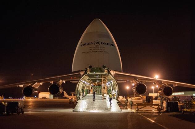 Die Besatzung des Frachtflugzeuges Antonow An-124-100 bereiten in der Nacht auf den 08.07.2014 auf dem militärischen Teil des Flughafens von Camp Marmal der Bundeswehr bei Mazar-e Sharif in Afghanistan die Auffahrtsrampe in den Innenraum des Flugzeuges vor. Die Bundeswehr Organisiert einen Teil des Rücktransports nach Deutschland mithilfe dieses Transportflugzeugs.