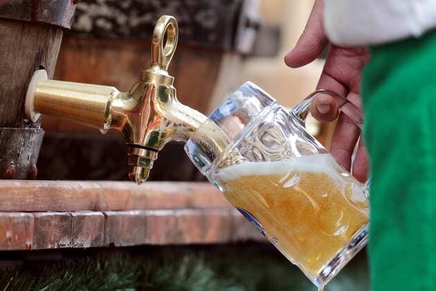 Zapfen eines Bieres auf dem Viktualienmarkt in München, Bayern, Deutschland