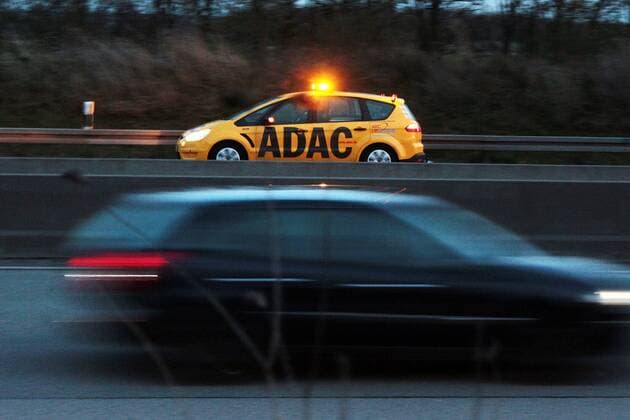 ADAC Pannenhilfe Einsatzfahrzeug während eines Einsatzes auf der Autobahn A66 bei Hofheim Weilbach, Hessen, Deutschland