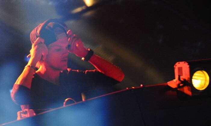 ITAR-TASS: NIZHNY NOVGOROD, RUSSIA. JULY 11, 2014. Swedish DJ Avicii (Tim Bergling) performs at the Alfa Future People festival of music and technology, at the Bolshoye Kozino airfield in Nizhny Novgorod.  RE149FB3