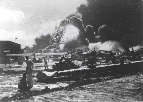 IMAGO History, Zweiter Weltkrieg: 1939 - 1945 Dec. 7, 1941 - Oahu, Hawaii, U.S. - Pearl Harbor destruction after Japanese Kamikaze attacks. Oahu U.S.  - ZUMAk09