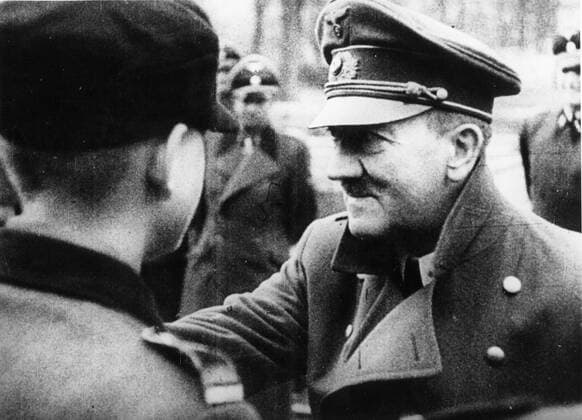 IMAGO History, Zweiter Weltkrieg: 1939 - 1945 Apr. 15, 1945 - Munich, Germany - ADOLF HITLER (April 20, 1889 - April 30, 1945) was the Fuhrer and Reichskanzler (Leader and Imperial chancellor) of Germany from 1933 to his death. He was leader of the National Socialist German Workers Party (NSDAP), better known as the Nazi Party. PICTURED: Hitler talking to soldiers. Munich Germany  - ZUMAk09