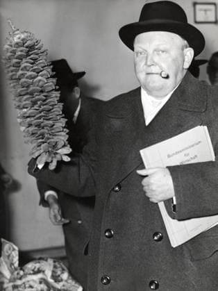 Nov. 14, 1949 - Duesseldorf, Germany - As Germany s minister of economic affairs from 1949 to 1963, LUDWIG ERHARD crafted the plan for West Germany s post-World War II economic recovery, sometimes called the German economic miracle. In 1957 he was named vice chancellor, and in 1963 he succeeded Konrad Adenauer as chancellor. PICTURED: Ludwig ERHARD arriving in Duesseldorf after his visit in the US. Duesseldorf Germany  - ZUMAk09