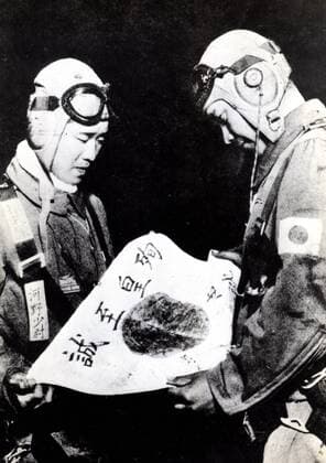 IMAGO History, Zweiter Weltkrieg: 1939 - 1945 May 15, 1941 - Hiroshima, Japan - Japanese Kamikaze or suicide pilots, carry their home made flag for their last flight. They were used to attack Pearl Harbor. Hiroshima Japan  - ZUMAk09
