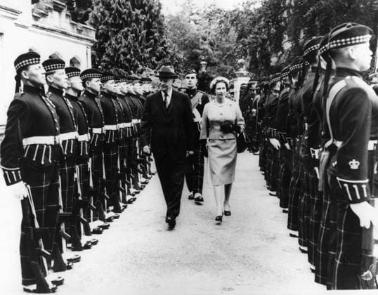 USWahl2024, die großen Präsidenten, Dwight D. Eisenhower Aug. 28, 1959 - London, England, U.K. - President DWIGHT D. EISENHOWER and H.M. QUEEN ELIZABETH II inspects a Guard of Honour at the gates of Balmoral. London UK  - ZUMAk09
