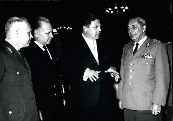 Mar. 03, 1962 - Meeting of Bundeswehr Commanders at Mainz 200 Highranking commanding officers of the Bundeswehr joined the 6th commander s meeting of the German Armed Forces at Mainz today Defense Minister Strauss is Chairman of the Meeting. Our Photo Shows Minister Strauss Talking with the General Inspector of the Bundeswehr, General Foertsh and the Luftwaffe - Inspector General Kammhuber and Navy-inspector Admiral Zenker  - ZUMAk09