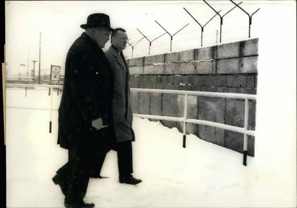 Mar. 03, 1962 - Vice Chancellor Prof. Erhard looks to the Berlin Wall Ã¢â‚¬âÄœ Today the Vice Chancellor and Federal Minister of Economic of the Federal Republic of Germany, Prof. Ludwig Erhard (left) visited together with the Berlin Senator for Economic and Credit, Prof. Schiller (right) the wall which is dividing Berlin at the Potsdamer Platz. Minister Ludwig Erhard will be two days in Berlin for economical talks. Keystone Ã¢â‚¬âÄœ Berlin, 5.3.1962  - ZUMAk09