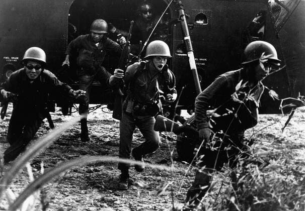 IMAGO History, Vietnamkrieg: 1955-1975 March 5, 1965 - Da Nang, Vietnam - Vietnamese infantrymen scramble from a UH-34D helicopter near Ang Bac, 8 miles from Da Nang to support other Vietnamese infantrymen in repelling an attack on their sector by Viet Cong guerillas. In the 1950 s, the US began to send troops to Vietnam, during the following 25-year period, the ensuing war would create some of the strongest tensions in US history. Da Nang Vietnam  - ZUMAk09