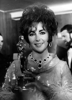 OSCARS. Beste Hauptdarstellerin. Preisträgerinnen 1961-1970 Apr. 26, 1967 - London, England, U.K. - Actress ELIZABETH TAYLOR won both the Hollywood Oscar and Bristish Oscar for the same film, Who s Afraid of Virgina Woolf. Here she is pictured with her Oscar statuette. Los Angeles U.S.  - ZUMAk09