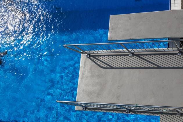 Sprungbrett, Sprungturm, 5-Meterbrett eines Schwimmbades,