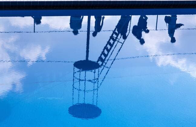 Bademeister Turm, Aufsicht, Reflektionen von Personen in Wasser eines Schwimmbades,