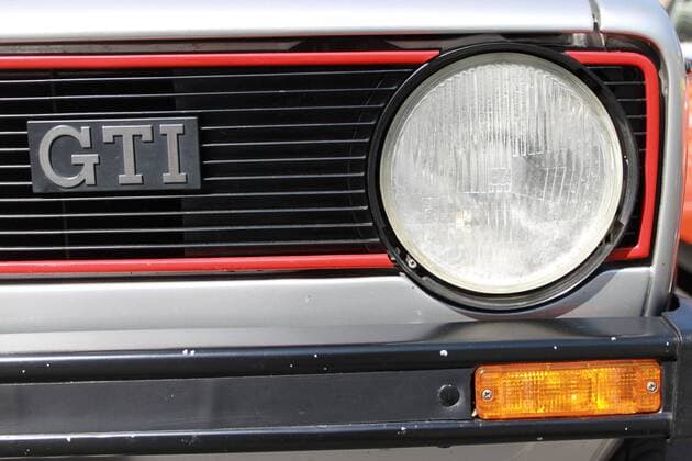Scheinwerfer, Blinker, GTI - Schriftzug, Kühlergrill mit rotem Streifen am VW Golf I GTI (Oldtimer), 6. Schloss Bensberg Classics (SBC) 19. – 20.07.2014, Bergisch Gladbach (D)