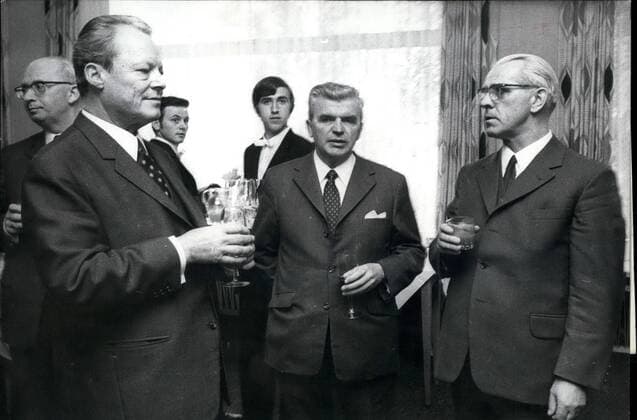 May 05, 1970 - Brandt - Stoph Meeting at Kassel The Chiefs of government of the two German States, Willy Brandt and Willi Stoph, met at Kassel for their 2nd talk. The talks were held at Wilhelmshoohe castle. Our photo shows West-German Chancellor Willy Brandt (left) with East German Prime Minister Willy Stoph (right) and the Minister President of Hesse, Albert OSSWALD (ctr), during a cocktail talk before starting of talks.  - ZUMAk09