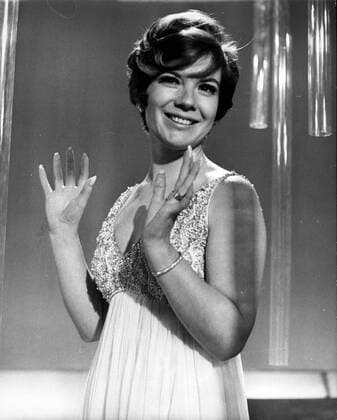 VIKKI CARR is an American singer and humanitarian. She has performed in a variety of music genres, including jazz, pop and country, but has enjoyed her greatest success singing in Spanish. London UK  - ZUMAk09