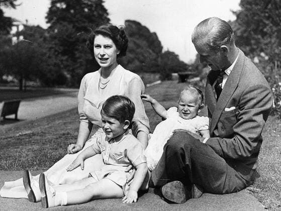 Aug. 6, 1951 - London, England, U.K. - QUEEN ELIZABETH II, PRINCE PHILIP and their children, PRINCE CHARLES and PRINCESS ANNE relax in the garden of Clarence House. London United Kingdom  - ZUMAk09