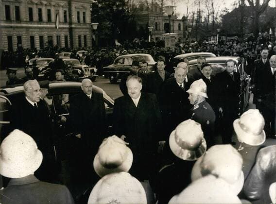 Apr. 04, 1955 - Austria is beside herself with delight: Yesterday in the afternoon the Austrian delegation returned from Moscow. The Kremelin had agreed the Government treaty Austria will be free. When chancellor Raab left his plane on the Vienna air field, he was received by shouts of exultation. The drive of the delegation to the Ballhaus was a big triumph. Photo shows delighted Vierma Population saluting chancelor Raab  - ZUMAk09