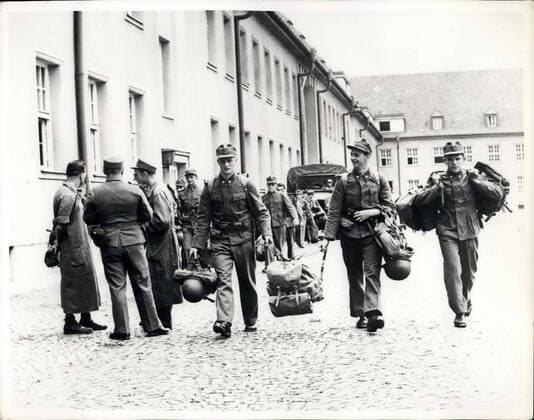 Sep. 16, 1955 - Vienna again Austrian garrison town after 17 years . Federal Army s first column moves into the capital. Coming from the western direction , the first unit of the future Vienna garrison arrived in the capital and moved immediately into a part of the Schoenbrunn Barracks. The rest of the border Gurad will be moved from Upper Austria in Vienna next Wednesday. The solemn transfer of the Schoenbrunn Barracks by the Royal Army to the Austrians will take place on Sept, 17. Photo shows Austrian soldiers going to their billets after their arrival at Schoenbrum Barracks in Vienna.  - ZUMAk09