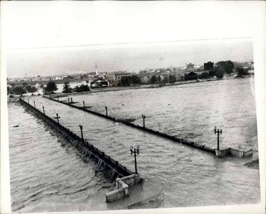 Oct. 18, 1957 - Many people lose their lives in Valencia floods, Bridge of El Campanar inundated: Photo Shows General view showing the El Campanar Bridge inundated by the swollen waters of the River Turia during the floods in Valencia which took the lives of many people and caused damaged running into millions of pounds.  - ZUMAk09
