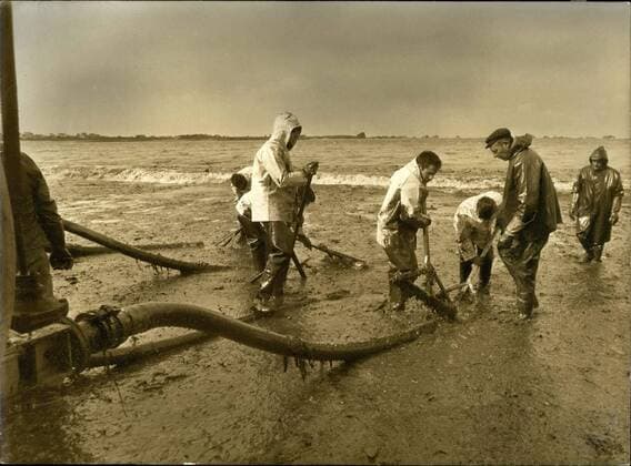 Mar. 29, 1978 - Spill of Amoco Ship Cadiz  - ZUMAk09