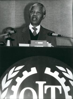 IMAGO History, Ende der Apartheid in Südafrika: 1990-1994 June 6, 1990 - Geneva, Switzerland - Leader NELSON MANDELA gives a speech to the International Organisation of Work. He pleaded for economic sanctions against Southafrica until the end of apartheid. Geneva Switzerland  - ZUMAk09