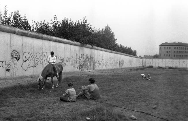 Ponyreiten auf dem ehemaligen Todesstreifen der Berliner Mauer zischen Bernauer Strasse und Gleimstrasse, dem heutigen Mauerpark Aufnahmedatum gerschätzt Ponyreiten auf dem Mauerstreifen in Berlin