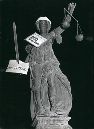 Nov. 11, 1962 - A silent protest against the action taken against the German news magazine Spiegel by german Federal authorities was staged last night in Frankfurt. The statue of Justice, which is on top of a fountain in front of the Frankfurt City Hall, was found holding a new Spiegel -frontpage and a sign saying Freedom of Press smashed on her sword.  - ZUMAk09