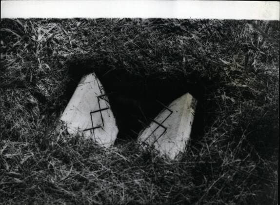 IMAGO History, Vietnamkrieg: 1955-1975 Nov. 11, 1965 - Viet Cong using man Trars. The war in Vietnam has added a new name to the list of combat weapon. the Punji trap. At first the Viet Cong booby trap was simply a hole in the ground, about the size of a man s foot, containing a few razor-sharp bamboo stakes. Because of those traps U.S. troops were issued a new type of boots, which the stakes could not penetrate. The new Punji traps now conceal two victim steps on the trap the wire snaps and rows of iron spikes pierce his leg above the boot and enter his leg muscles from two sides. Photo shows The Punji trap after being sprung.  - ZUMAk09