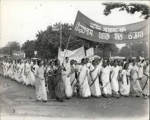 IMAGO History, Vietnamkrieg: 1955-1975 Jul. 25, 1966 - Women Demonstrate Against USA: In Calcutta, India, over 500 women - housewives, factory and office workers and students - led by a communists held a three hour demonstration in front of the United States Information Service library in Central Calcutta last Tuesday (July 19) condemning American bombing in North Vietnam and escalation of the Vietnam war. The women coming from different parts of the city and suburbs earlier held a rally in central Calcutta s parade ground. Different speakers addressing the rally bitterly criticized President Johnson s Vietnam policy and demanded that Americans immediately withdraw from Vietnam. They then marched in procession through Calcutta s main roads. Arriving in front of the USIS Library the processionists marched in a circle for about one hour in front of the USIS main gate constantly raising anti-American slogans -Hands off Vietnam,  - ZUMAk09
