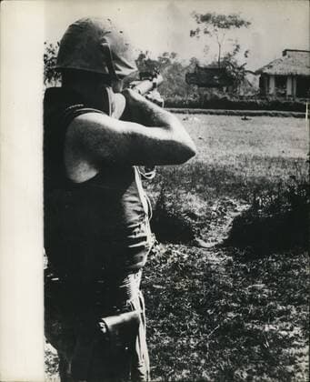 IMAGO History, Vietnamkrieg: 1955-1975 Aug. 08, 1966 - The War In Vietham.: A U.S squad leader fires his M-79 grenade launcher at a Viet Cong occupied house, during an operation, 18 miles north of Hue, Vietnam.  - ZUMAk09