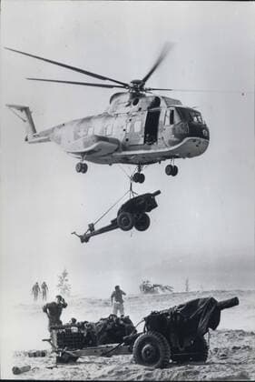 IMAGO History, Vietnamkrieg: 1955-1975 May 05, 1967 - Vietnam War, Artillery Airlift: A helicopter lifts a 105mm Howitzer to an inland position from which the gun can be used to support U.S troops fighting Viet Cong in Operation Double Eagle and bombard suspected enemy positions.  - ZUMAk09