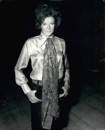 OSCARS. Beste Hauptdarstellerin. Preisträgerinnen 1961-1970 Apr. 04, 1970 - Maggie Smith wins Oscar: Actress Maggie Smith 34, won an Oscar for her part in the film The Prime of Miss Jean Brodie, in which she played the part of a spinster Schoolteacher. The awards were made in Hollywood last night. MissSmith opens in a new play at the Old Vic this evening called The Beaux Stratagem. Maggie Smith seen at the old Vic this evening - for her first night in a new play.  - ZUMAk09
