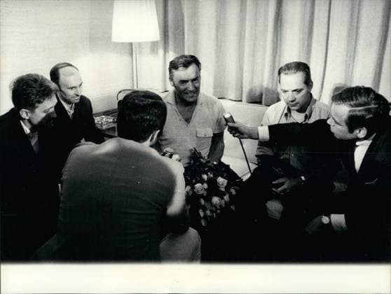 Sep. 09, 1970 - After the hostages arrival in Zurich.: Immediatly after the arrival in Zurich of the 16 hostage hijacked by PFLP, journalists from radio and TV had an interview with them. Photo shows some of the liberated hostages (from left): Attilia Janosfia, Dr. Hans Sticher, Captain Fritz Schreiber and bord-me-chanician Ernst Vollenweider in conversation with two journalists.  - ZUMAk09