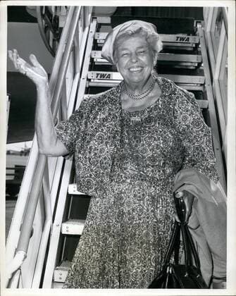 Berühmte Feministinnen, Eleanor Roosevelt Feb. 24, 2012 - N.Y.International Airport, Sept. 26: the former first lady, Mrs. Eleanor Roosevelt is pictured prior to boarding a TWA Jetliner to Los Angeles where she will address a group. Mrs. Roosevelt, who entertained premier Khruschev at Hyde Park recently, will return on Tuesday.  - ZUMAk09