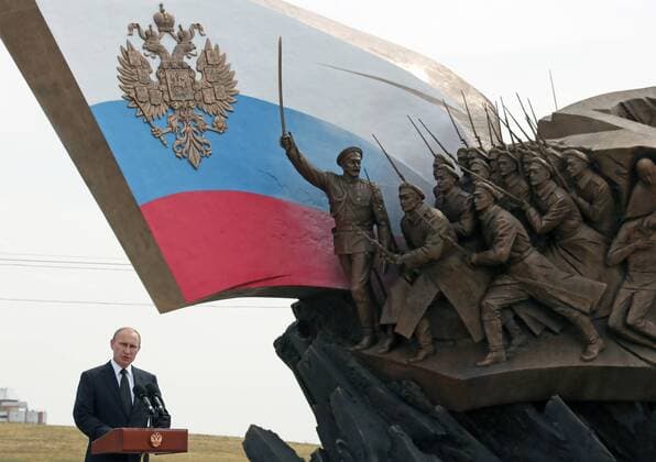 ITAR-TASS: MOSCOW, RUSSIA. AUGUST 1, 2014. Russia s president Vladimir Putin (L) speaks at the unveiling of a Monument to the World War I Heroes in Pobedy Park Victory Park on Poklonnaya Hill. The unveiling marks the centenary of the outbreak of World War One.  Aufmacher RE14BEF7