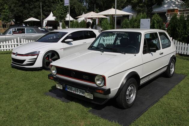 VW Golf I GTI (Baujahr 1979, vorne) und VW Golf GTI Vision (Design Concept, Baujahr 2013) im Rahmen der Sonderausstellung Grenzenlos Golf 40 Jahre Golf, Highlights aus 40 Jahren. 9. Classic Days am Schloss Dyck, Trips Memorial, Oldtimer, Klassik- und Motorfestival, 01.-03.08.2014, Jüchen (D)