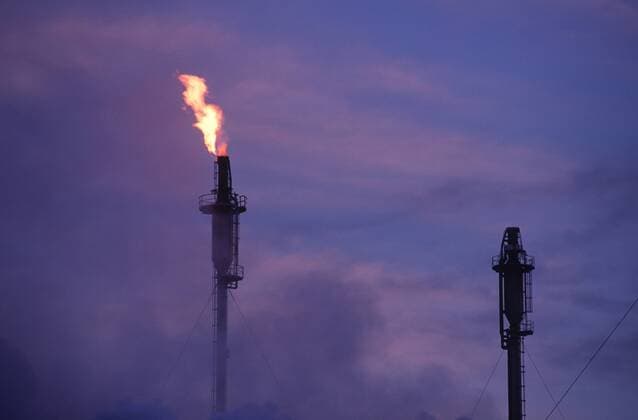 IMAGO Nature: Unsere Erde, Ressourcen, Erdöl Flame from oil refinery at dusk, British Columbia, Canada.  bcp01644 ChrisxCheadle