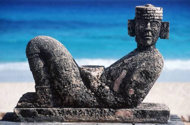 Mexico, Yucatan Peninsula, Carribean sea at Cancun with Chac-Mool figure  wwp00139 ChrisxCheadle