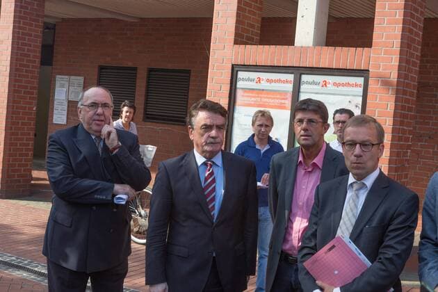 DEU, Deutschland, Münster, 06.08.2014: NRW-Minister besuchen die Schadensschwerpunkte nach dem Unwetter (Starkregen, Überschwemmung) vom 28. 29. Juli. vlnr. Klaus Neuhaus, Vorsitzender des Vorstands der NRW-Bank; Michael Groschek (SPD), Minister für Bauen, Wohnen, Stadtentwicklung und Verkehr des Landes Nordrhein-Westfalen; Landtagsabgeordneter Thomas Marquardt (SPD); Stadtrat Wolfgang Heuer