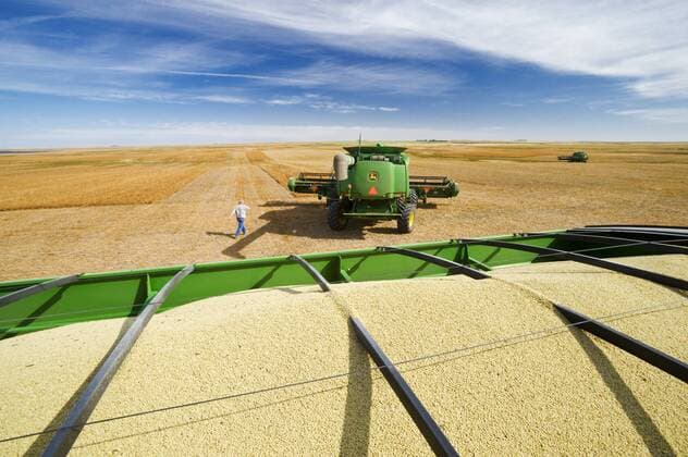 IMAGO Nature: Unsere Erde, Klimawandel, Ernährung, Pflanzen der Zukunft, Linse a farmer walks to his combine during the lentil harvest near Congress, Saskatchewan, Canada  acp53258 photography