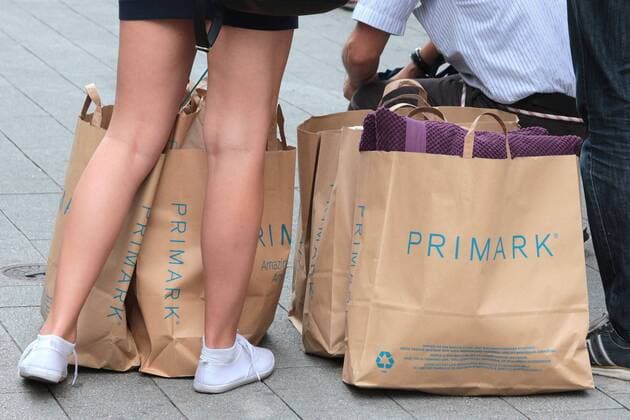 junge Frau im Minirock mit einer Vielzahl von Papiertueten des Billig Modehaus es Primark in der Fussgaengerzone in der Innenstadt Hannover, Niedersachen, Deutschland