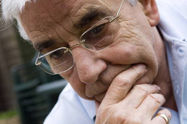 IMAGO Creative: Gesundheit, Demenz An anxious and worried elderly man, senior citizen wearing glasses