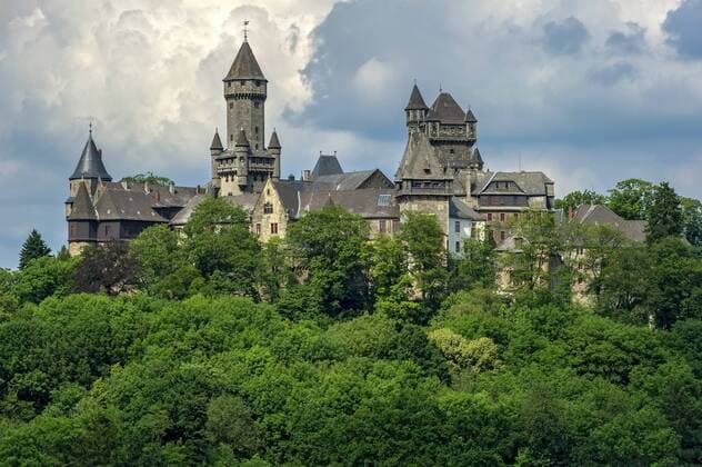 Burgtürme Hubertusturm, Neuer Bergfried, Georgturm und Alter Stock, in der Gesamtansicht von Burg und Schloss Braunfels, Altstadt, Braunfels, Hessen, Deutschland, Europa ibxrai03949246.jpg