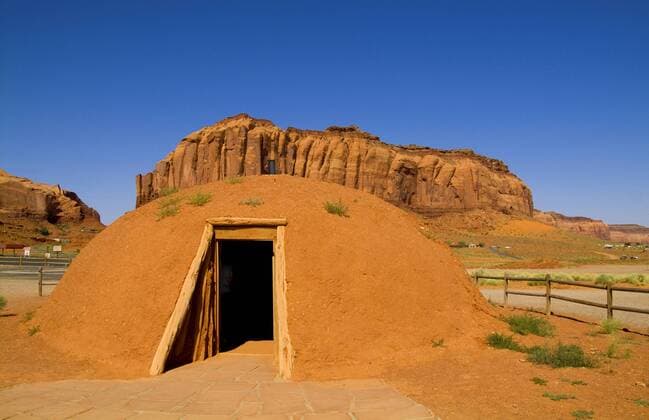 Historische Wohnstaette der Navajo-Indianer, ein sogenanntes Hogan im Monument Valley, USA, Utah, Monument Valley Nationalpark Navajo Indian ancient homes called hogan homes in Monument Valley , USA, Utah, Monument Valley National Park BLWS371436